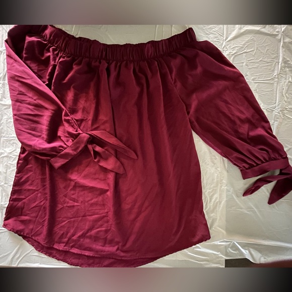 Time to bloom 3/4 sleeve off the shoulder maroon top in a size 1X - Picture 2 of 4